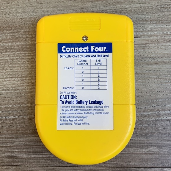 Electronic Handheld Connect Four 4 Video Game Milton Bradley 1995 MB pocket size - Picture 2 of 3